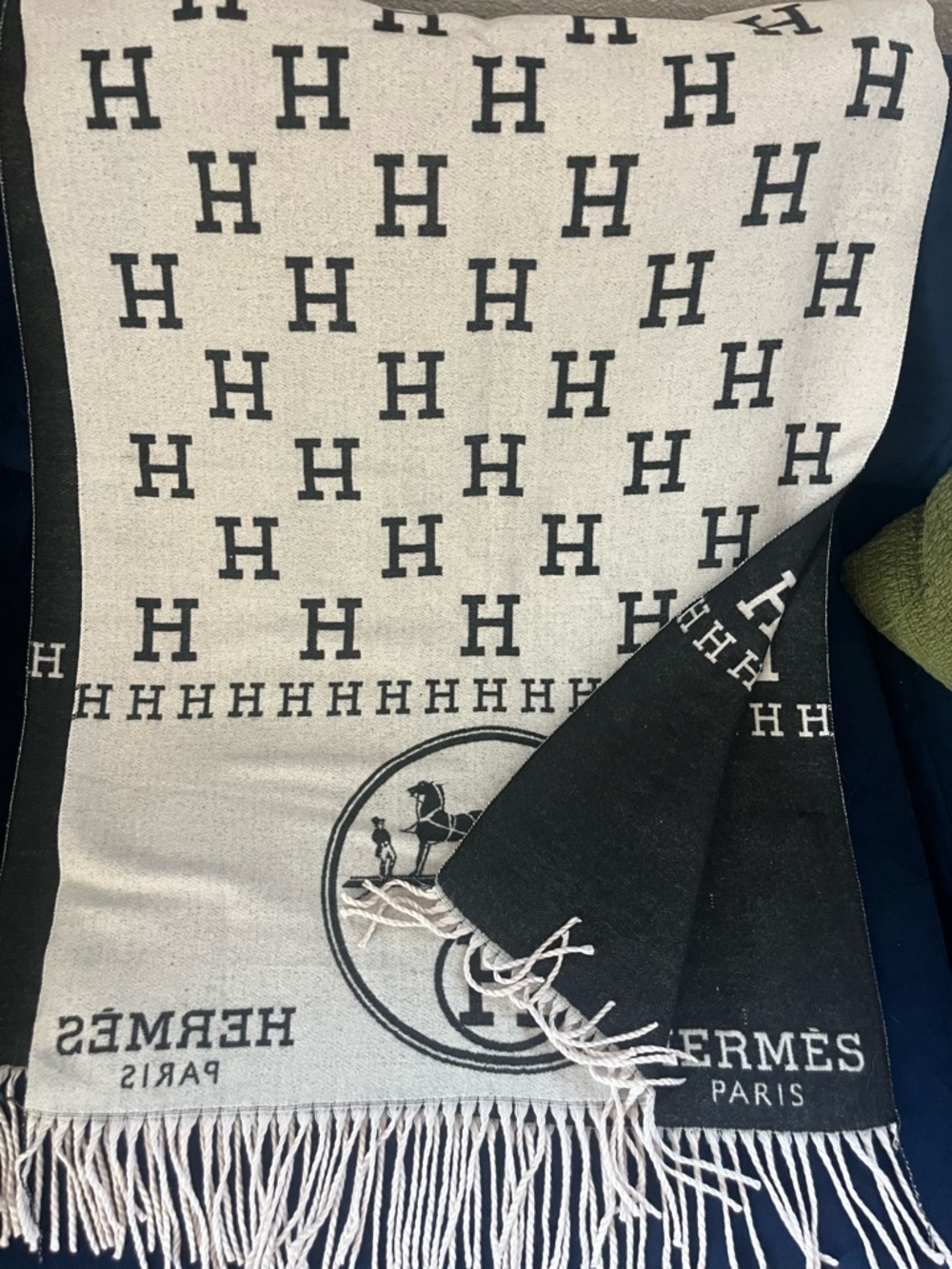 Women’s Reversible H Logo Scarf in Black and Cream/grey